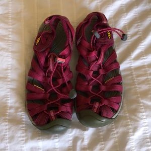 Like new keen sandals